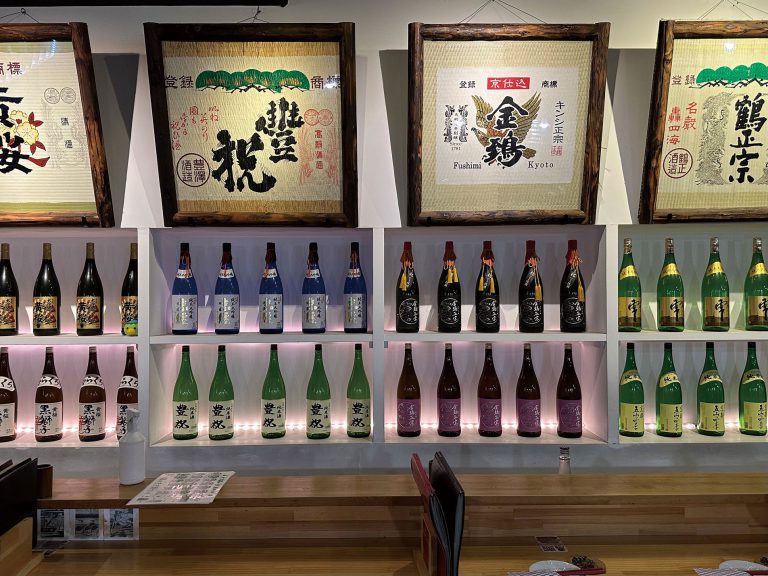 伏見酒藏小路以伏見區18家日本清酒酒造的品牌標誌作裝潢及招徠。