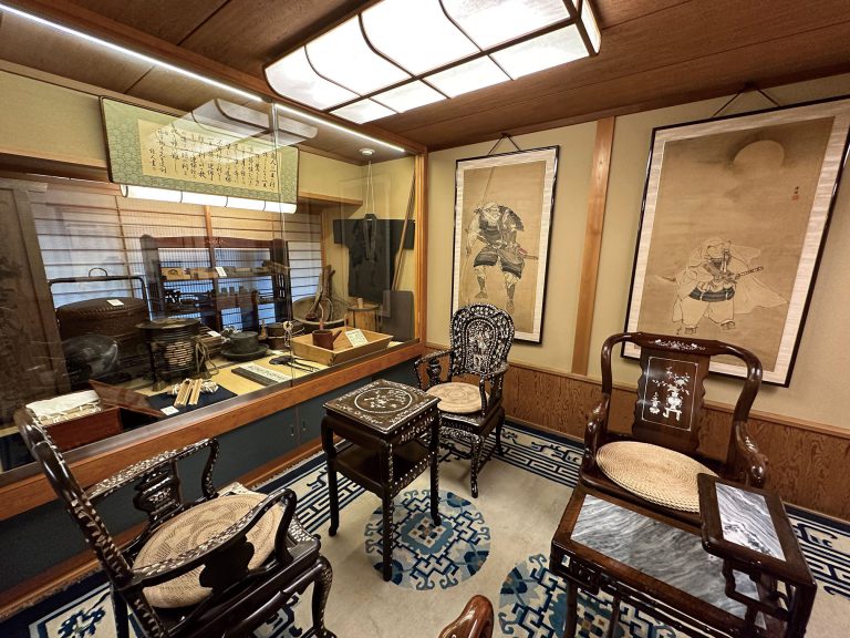 店內偏廳放滿昔日製作京麩的用品，以及手功超精美的家具。