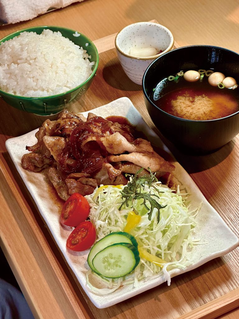 晚餐可點京都產豚肉生薑燒定食，足不出戶已可體驗京都風情。