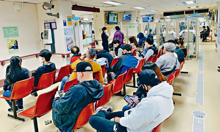 葉柏強指，本港的肺炎支原體感染個案一直急速上升，本港公立醫院和私家醫院病房擠迫情況非常令人擔心。