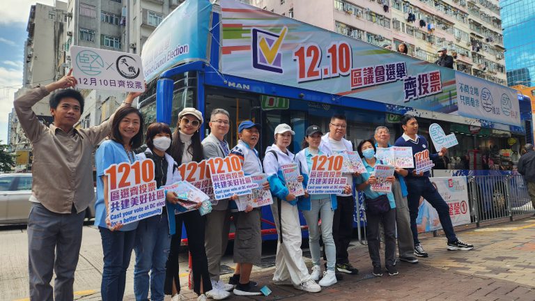 堅料網義工團服務基金舉辦「開蓬巴士宣傳行動」，在九龍區各主要道路巡遊。多位人氣KOL出席。（燊亮攝）