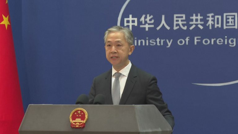汪文斌回應時指出，香港警方已就此作出回應，並強烈譴責公然挑戰法紀的不負責行為。 （外交部）