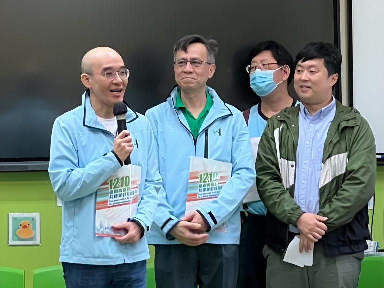 審計署署長林智遠(左一)致辭時，不忘推廣區選，呼籲在場人士鼓勵家人、朋友12月10日一齊投票。