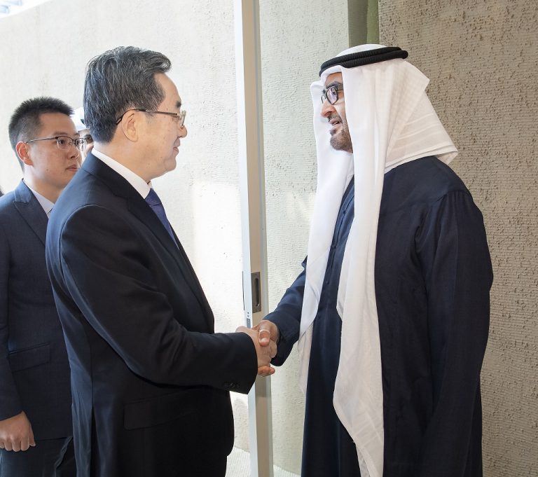 中共中央政治局常委、國務院副總理丁薛祥在杜拜會見阿聯酋總統穆罕默德。