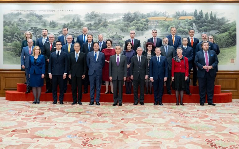 中共中央政治局委員、外長王毅在北京集體會見歐盟及各成員國駐華使節。