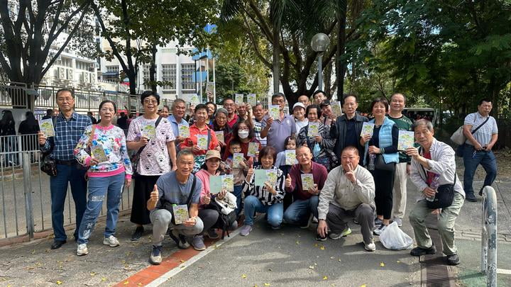 ，有一行幾十名居於東莞的港人，投票後拿起心意卡打卡，隨即趕搭巴士返回內地。 