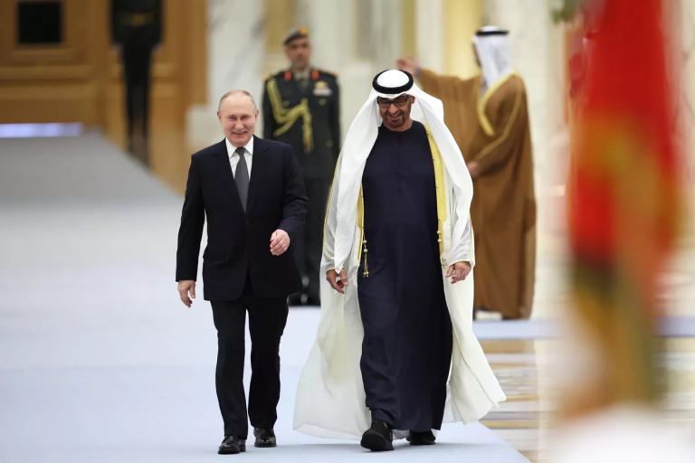俄羅斯總統普京(左)與阿聯酋元首阿勒納哈揚在阿布扎比總統府舉行的歡迎儀式上會面。(俄通社)