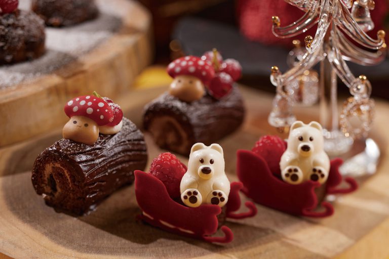 熊仔造型甜品
聖誕紅絲絨蛋糕以可愛熊仔塑形，賣相精緻巧手又吸睛。