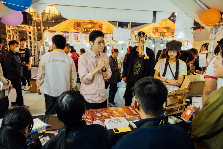 「龍騰觀塘新春夜巿」，設80個熟食及乾貨等年宵攤位。
