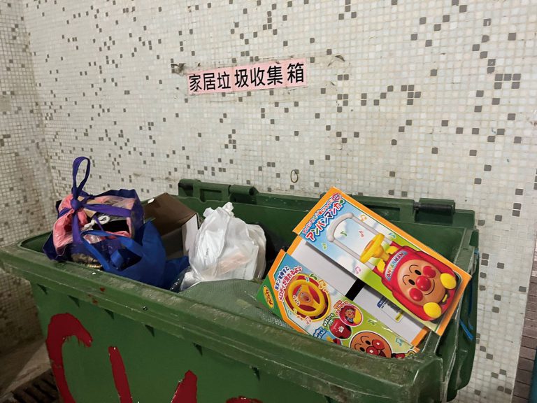 香港房屋經理學會建議在計劃正式生效前兩個月，向全港屋苑免費派發垃圾膠袋，讓居民與物業管理預先實行和評估情況。