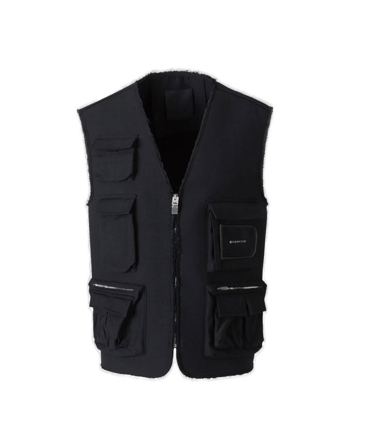 法國品牌Givenchy今季推出的全黑機能背心，也參考了Fishing Vest造型。