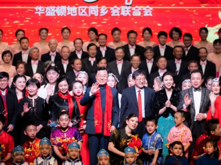 中國駐美國大使謝鋒（中）和夫人王丹，在當地時間大年初二晚，應邀出席華盛頓地區同鄉會聯合會主辦的「華府春晚」活動。