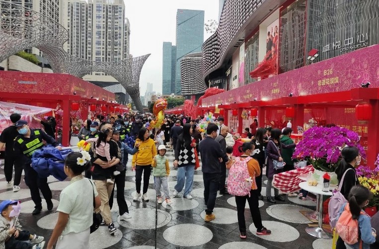 有由內地回港市民表示，內地的新年氣氛較香港熱鬧。