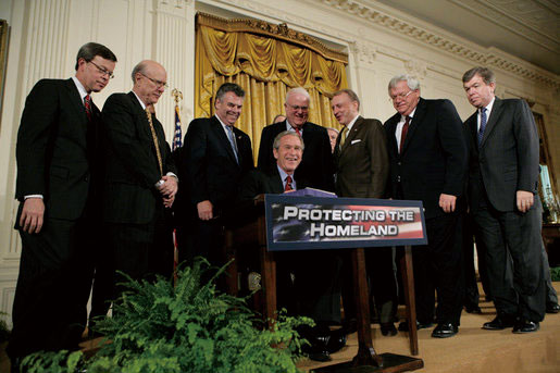 美國《愛國者法案》由當時的美國總統小布殊（George W Bush）簽署頒布。