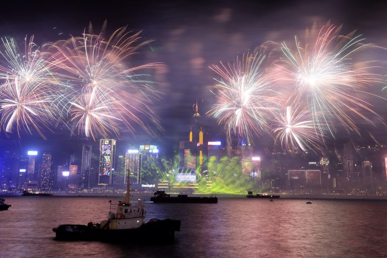 農曆新年煙花匯演相隔4年再度在維港上演。（中通社）