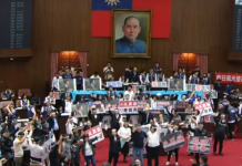 台灣立法院再爆肢體衝突　院長韓國瑜宣布休會
