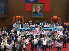 台灣立法院再爆肢體衝突　院長韓國瑜宣布休會