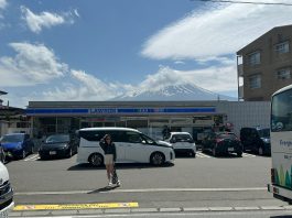 防遊客衝出馬路　便利店黑幕阻富士山美景
