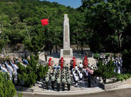 國慶75周年：駐港部隊與老戰士及師生瞻仰香港抗日英烈紀念碑