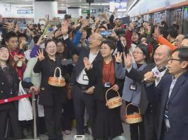 連接深圳灣口岸13號綫地鐵開通　大批香港鐵路迷見證歷史時刻