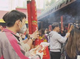 年初三大批市民到車公廟參拜　祈求經濟興旺身體健康