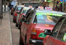 打擊非法白牌車　年內就規管網約車平台立法　的士業界不滿