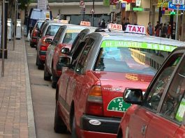 打擊非法白牌車　年內就規管網約車平台立法　的士業界不滿