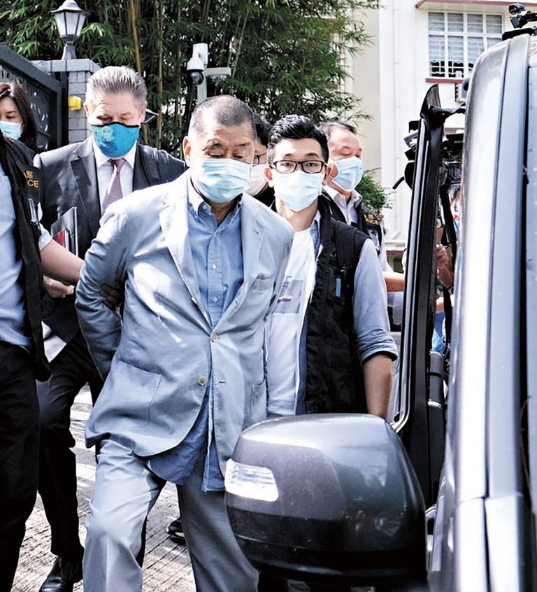 黎智英被指在《國安法》生效後繼續鼓吹外國制裁中港官員,涉違《國安法》被起訴受審。
