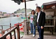 李家超視察大澳防汛工作　探望棚屋長者