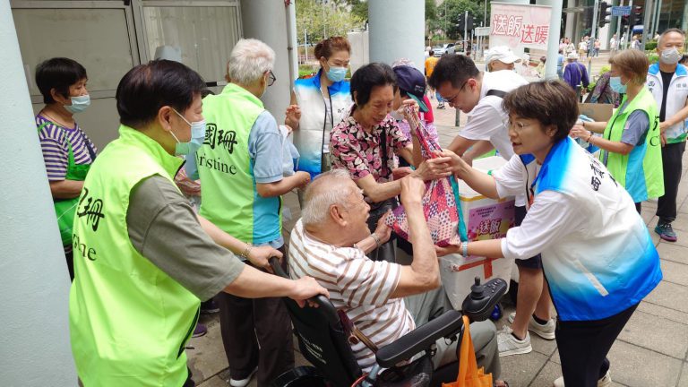 西貢區議員方國珊於區內向長者派發愛心飯盒、酸奶、水菓及新鮮有機蔬菜
