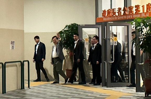 夏寶龍主任早上到訪黑沙環長者公寓一間茶樓飲茶,及探望長者。(澳廣視圖片)