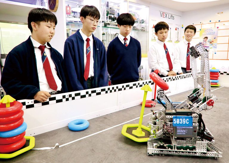 同學示範機械人如何操作。