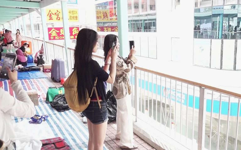 獲內地旅客追捧的拍照「打卡位」,包括旺角的行人天橋,今早仍有不少旅客前來拍照留念。