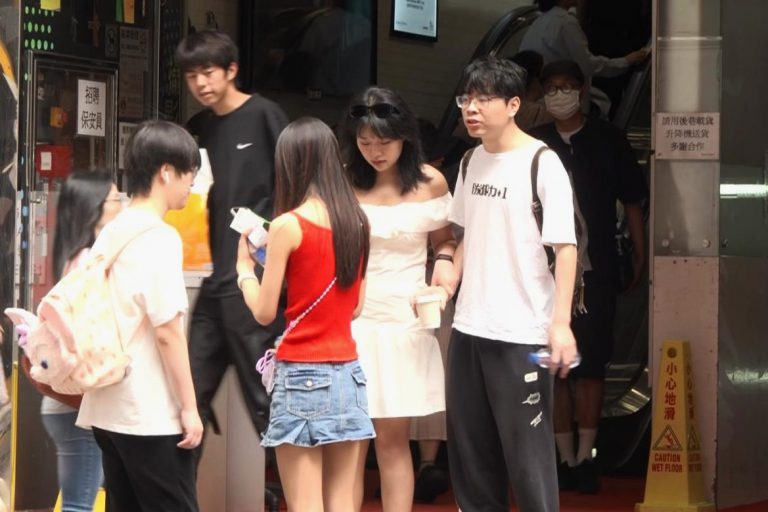 邵家輝表示,今年勞動節長假期人流較去年增加,主要受惠於自由行城巿增加及深圳一簽多行政策,令巿面零售情況理想。