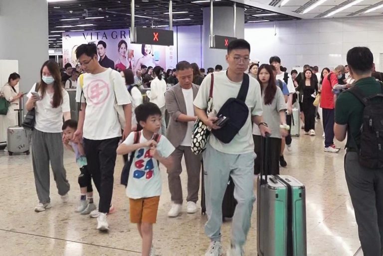 五一黃金周假期最後一日,今早仍有大量內地旅客來港。