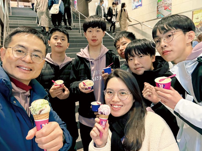 比賽勝出後,大家食雪榚慶祝。