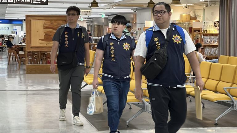 新北市警局刑大人員守候在台東豐年機場,將從綠島返回的藝人威廉帶走。(網上圖片)