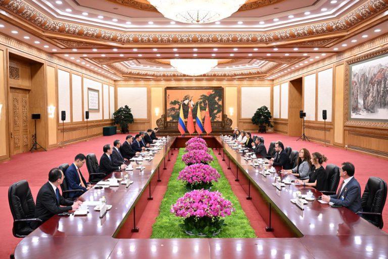 哥倫比亞總統佩特羅在北京出席中拉論壇第四屆部長級會議。(新華社)