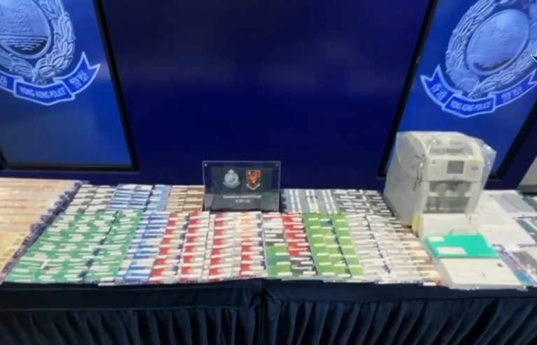 警方在行動中搜獲大量銀行帳戶和其他證物。