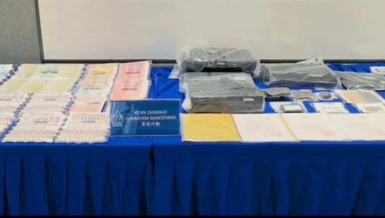 涉嫌與8宗假冒官員的電話騙案有關的男子,現正被扣留調查,涉及金額136萬元。