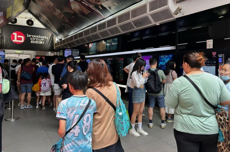 共有19萬4千多人次到戲院欣賞電影,比對上一個周六增加超過3倍,入座率為83%。