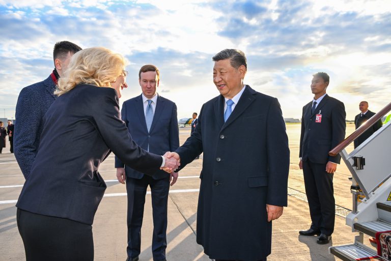 國家主席習近平乘專機抵達莫斯科,俄羅斯副總理戈利科娃率領俄方官員到場迎接。