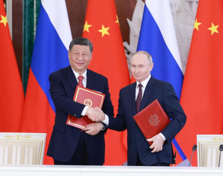 兩國元首共同簽署進一步深化中俄新時代全面戰略協作夥伴關係聯合聲明。(新華社)