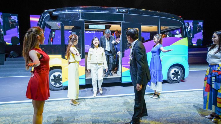 機管局預計,今年內由港珠澳大橋到港的旅客,可乘坐16座位的自動駕駛小型巴士,經由「航天走廊」往來港珠澳大橋香港口岸及毗鄰的商業設施。