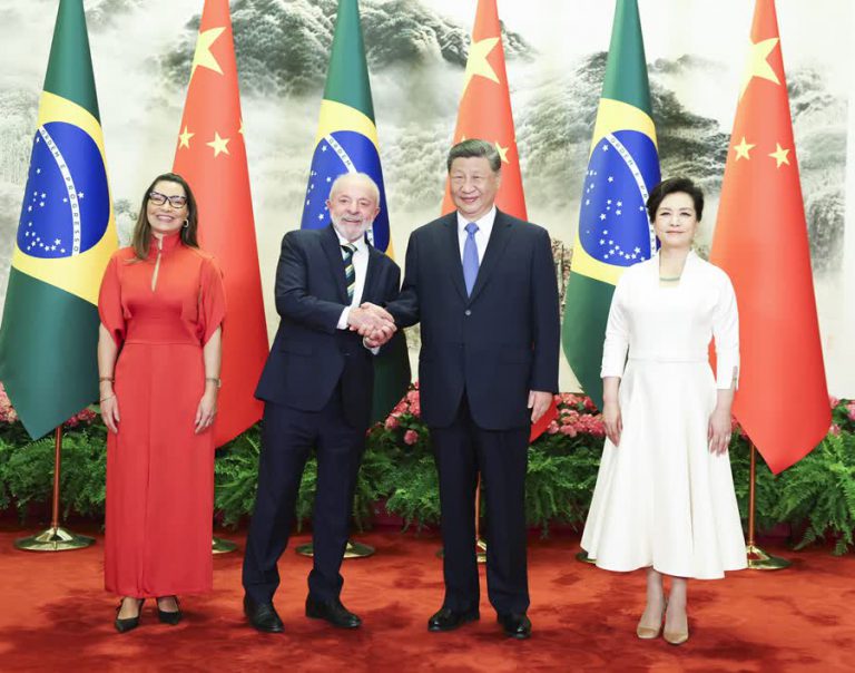 國家主席習近平在北京人民大會堂與巴西總統盧拉會談。圖為習近平和夫人彭麗媛同盧拉和夫人羅桑熱拉合影。(新華社圖片)