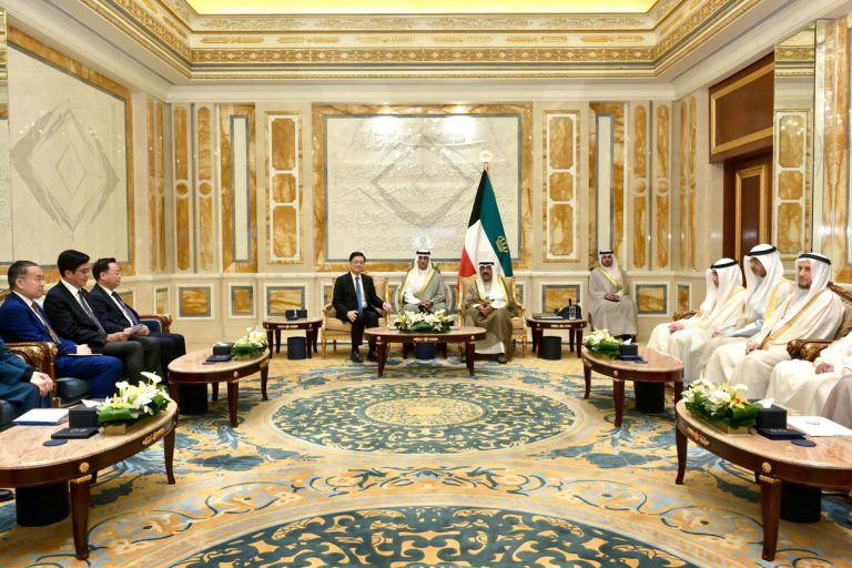 李家超(左六)與科威特埃米爾(國家元首)Meshal Al-Ahmad Al-Jaber Al-Sabah(右六)會面。(政府新聞處)