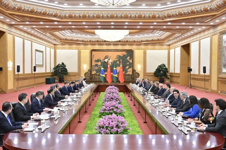 國家主席習近平與巴西總統盧拉昨日在人民大會堂進行會談。(新華社圖片)