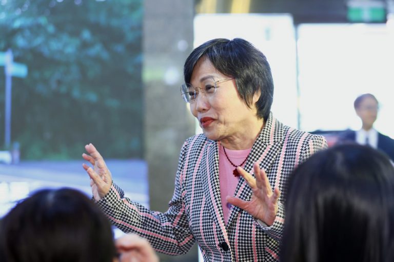 民進黨大搞「去蔣化」要任台各縣市中正路改名,但劉世芳卻推委,說街路命名是地方政府權責。