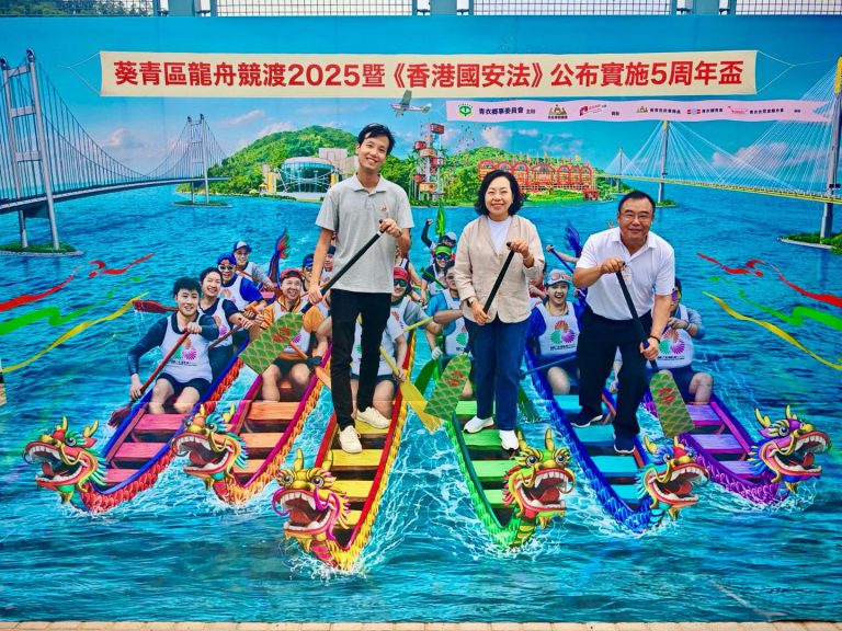 民政及青年事務局局長麥美娟於原創3D立體畫打卡點拍照留念。(民政事務總署Facebook)