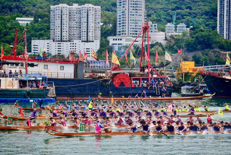 比賽當日十分刺激緊湊,有來自全港各「灣頭」的龍舟健兒於不同賽事中奮勇直前。(民政事務總署Facebook)